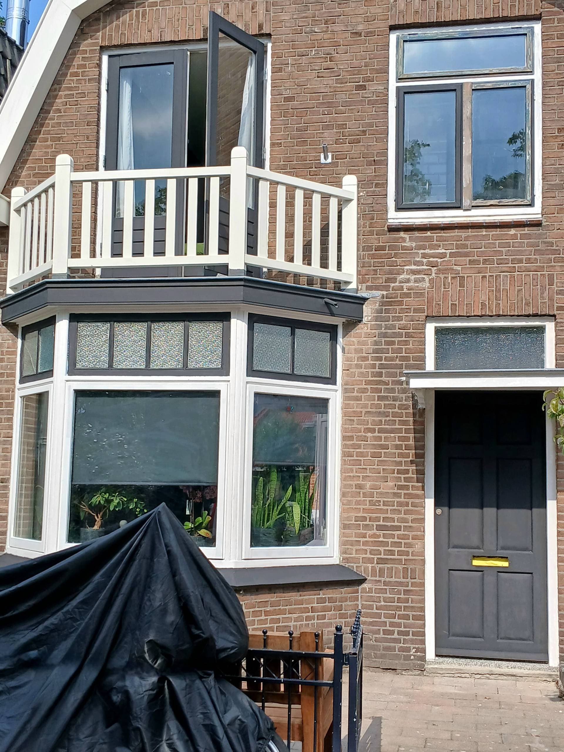 Karakteristiek pand met opnieuw geschilderd balkon, erker en kozijnen, eigen project